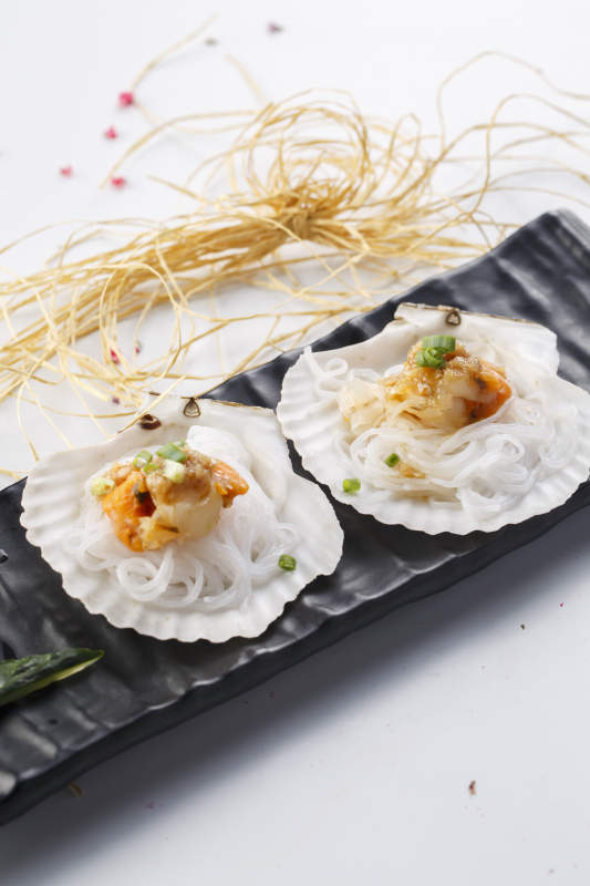 精美餐具装的铁板蒜蓉粉丝扇贝图片