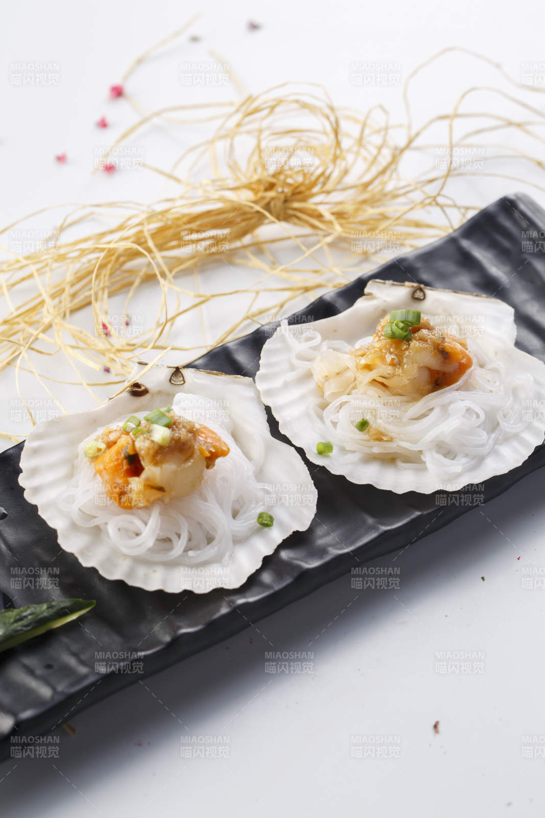 精美餐具装的铁板蒜蓉粉丝扇贝图片