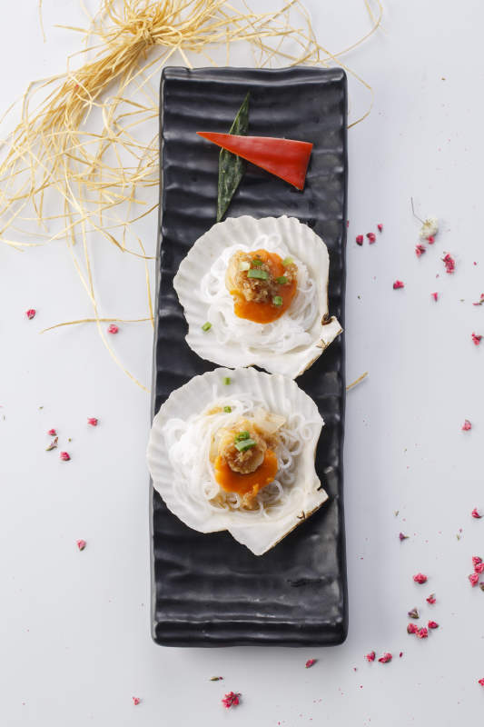 精美餐具装的铁板蒜蓉粉丝扇贝图片