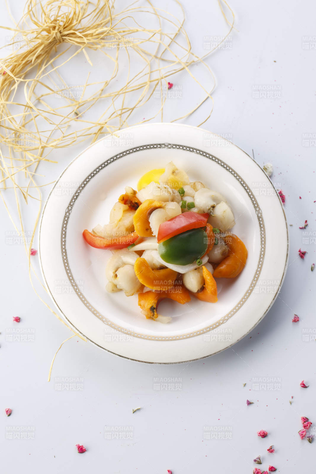 精美餐具装的法式铁板彩椒香辣扇贝肉图片