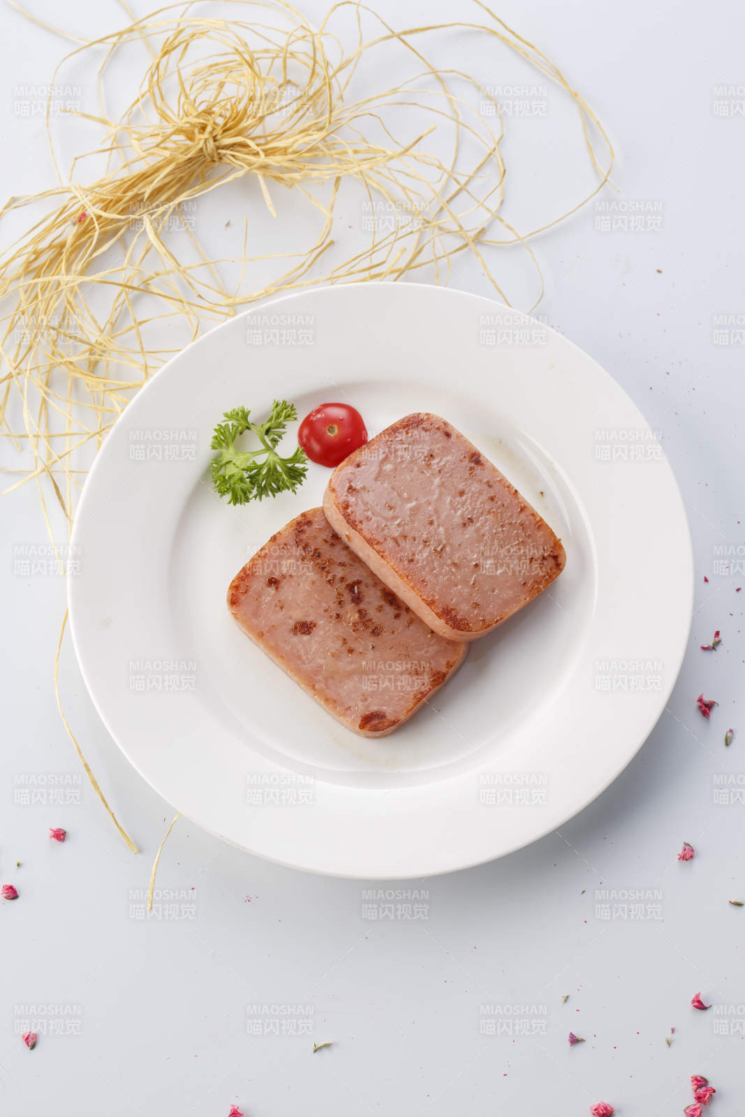 精美餐具装的铁板香煎椒盐午餐肉图片