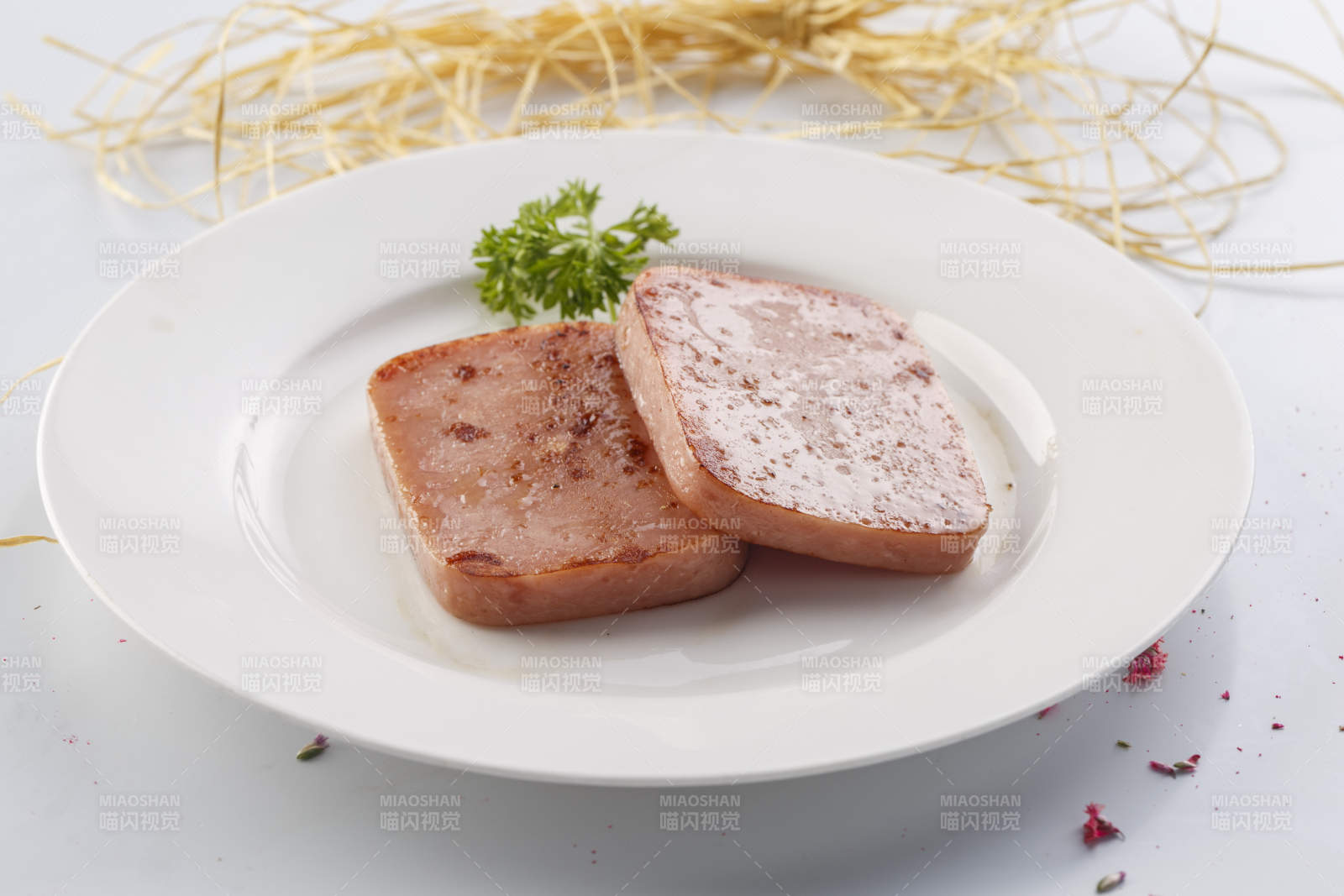 精美餐具装的铁板香煎椒盐午餐肉图片