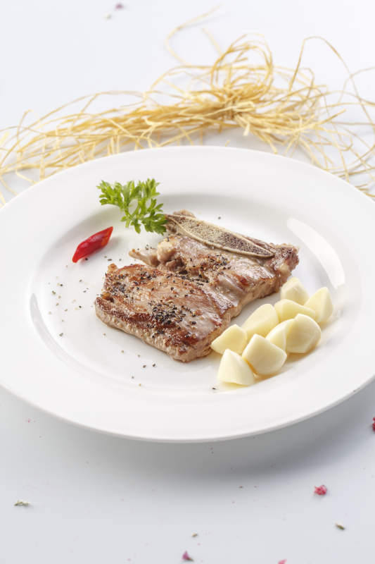 精美餐具装的法式铁板蒜香椒盐牛小排图片