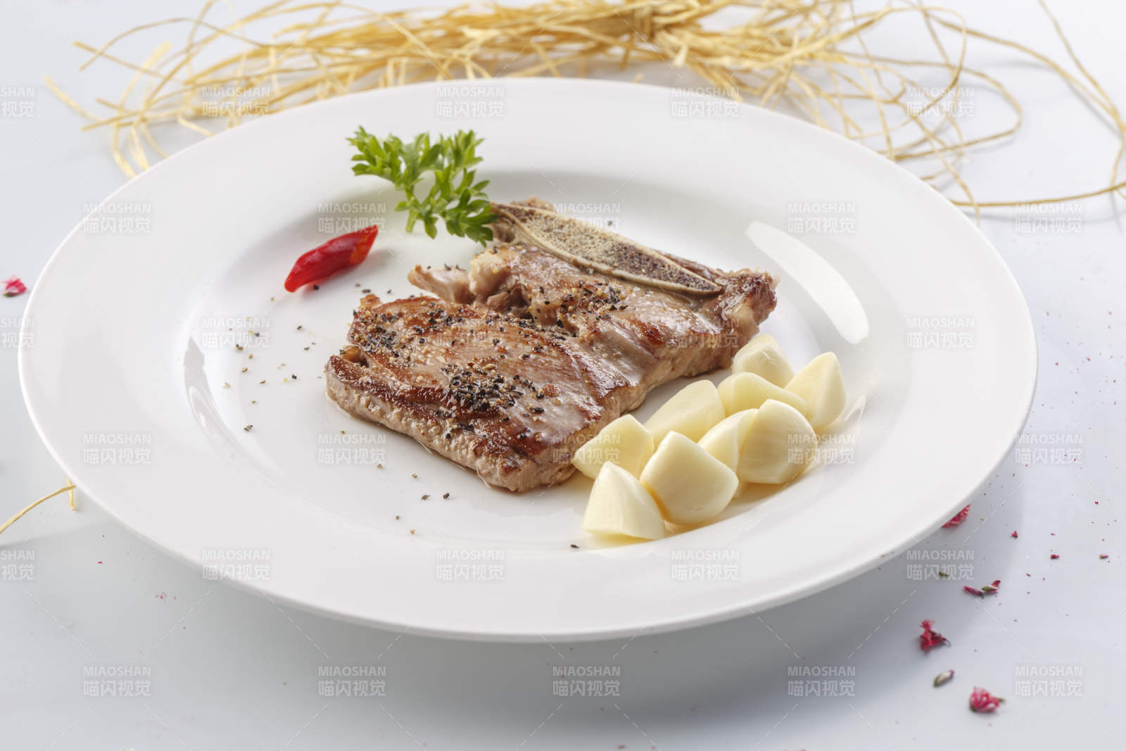精美餐具装的法式铁板蒜香椒盐牛小排图片
