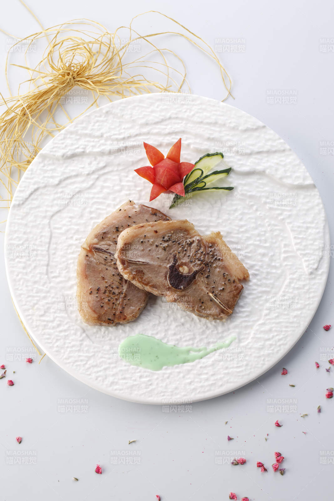 精美餐具装的法式铁板蝴蝶羊排图片