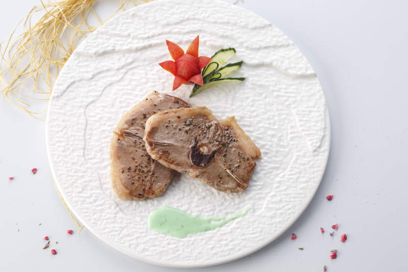 精美餐具装的法式铁板蝴蝶羊排图片