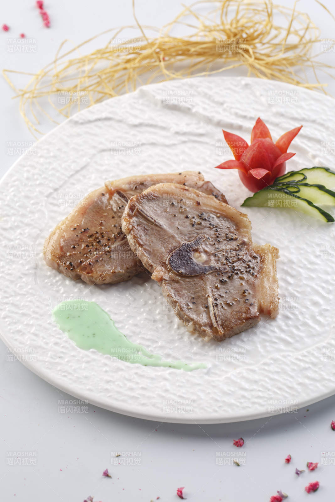 精美餐具装的法式铁板蝴蝶羊排图片