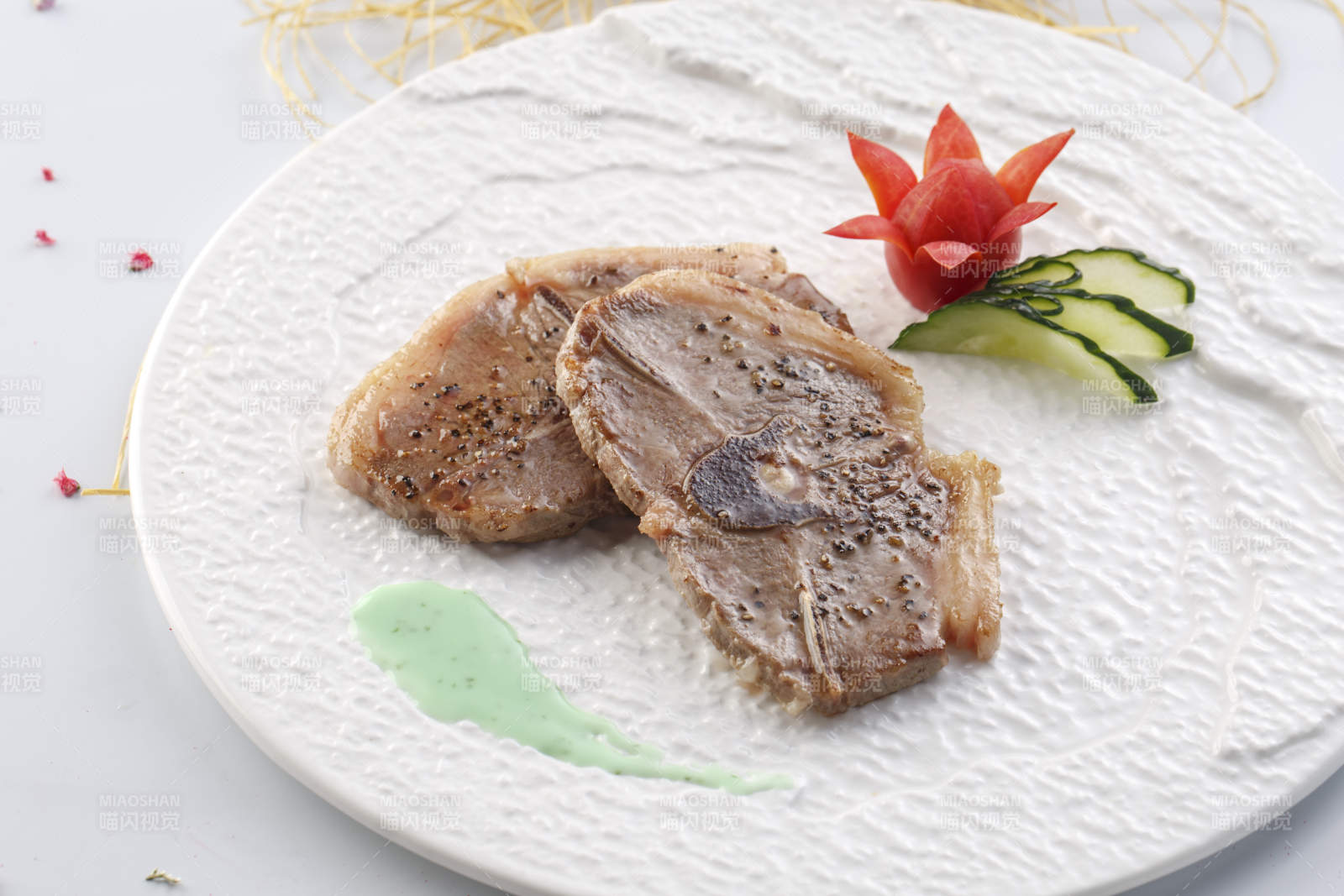 精美餐具装的法式铁板蝴蝶羊排图片