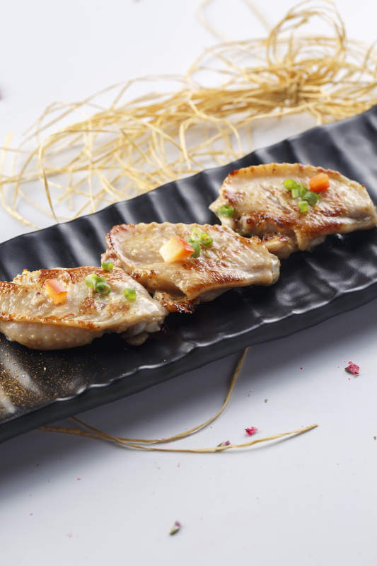 精美餐具装的法式铁板奥尔良煎鸡翅图片