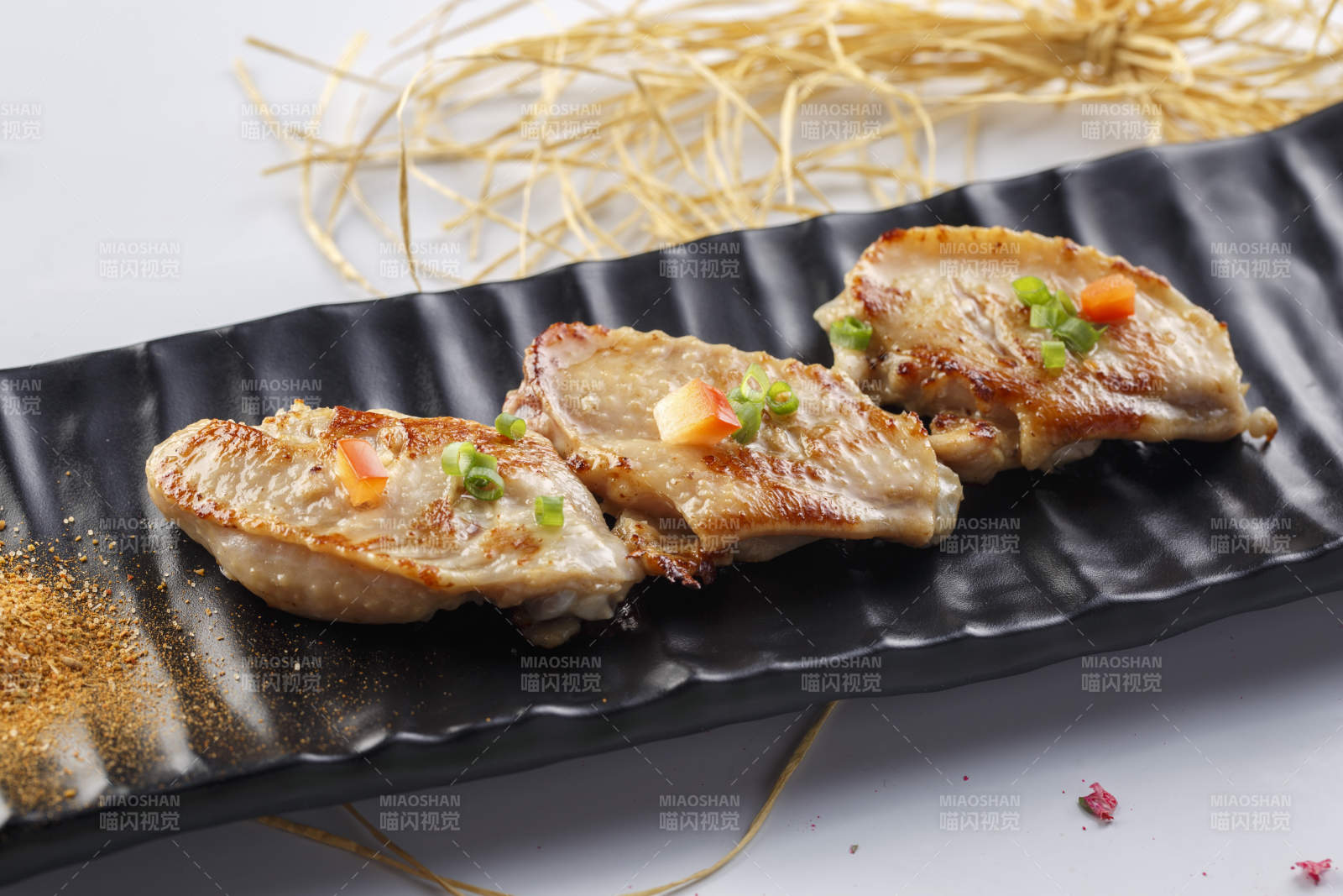 精美餐具装的法式铁板奥尔良煎鸡翅图片