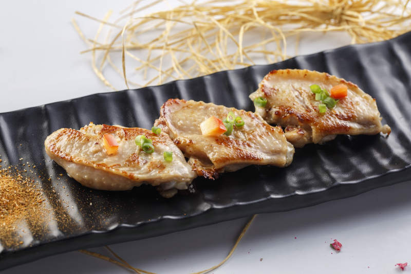 精美餐具装的法式铁板奥尔良煎鸡翅图片