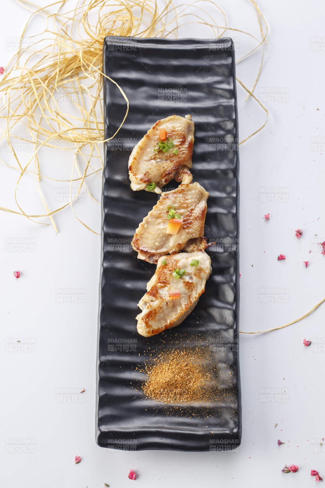 精美餐具装的法式铁板奥尔良煎鸡翅图片