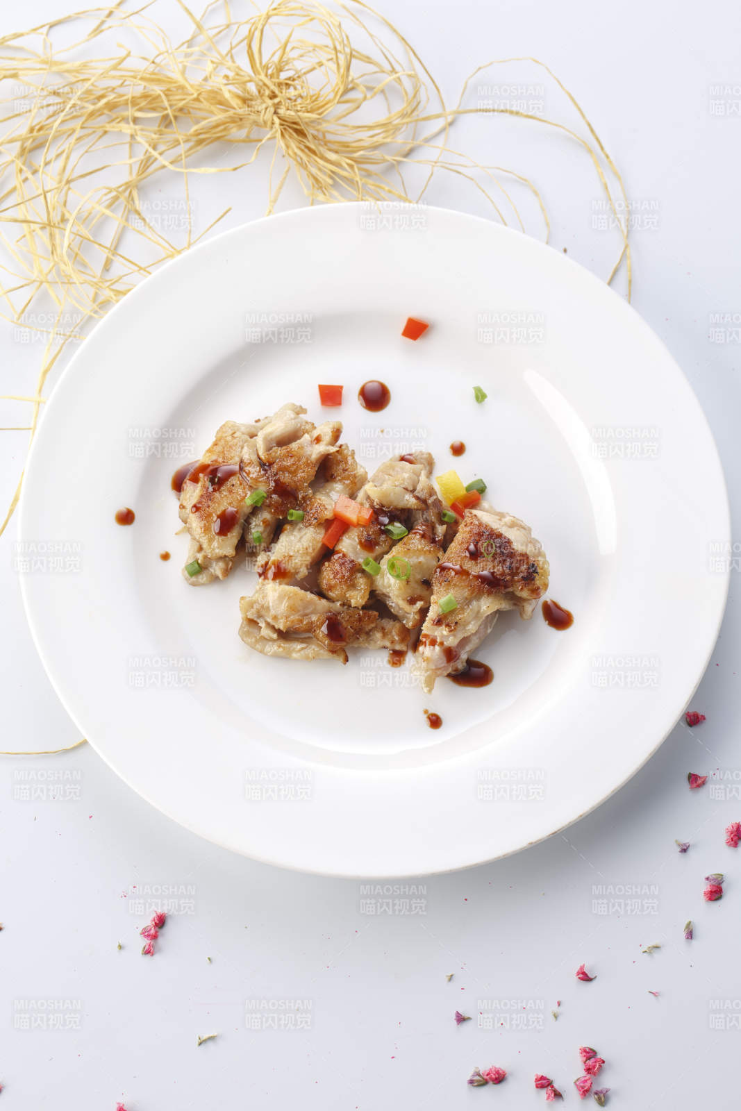 精美餐具装的法式铁板脆皮鸡图片