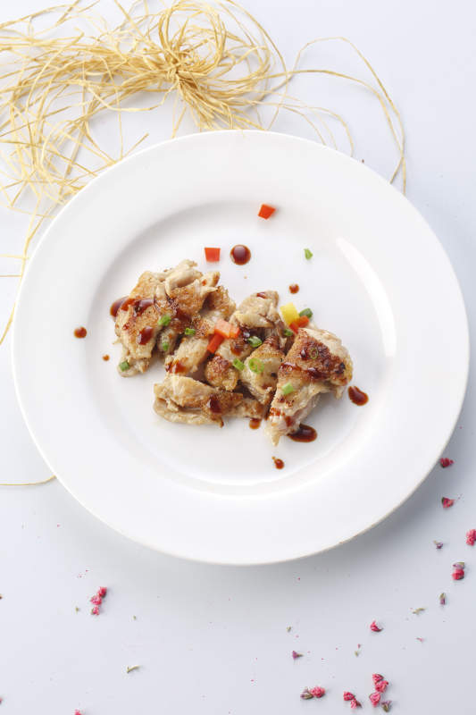 精美餐具装的法式铁板脆皮鸡图片