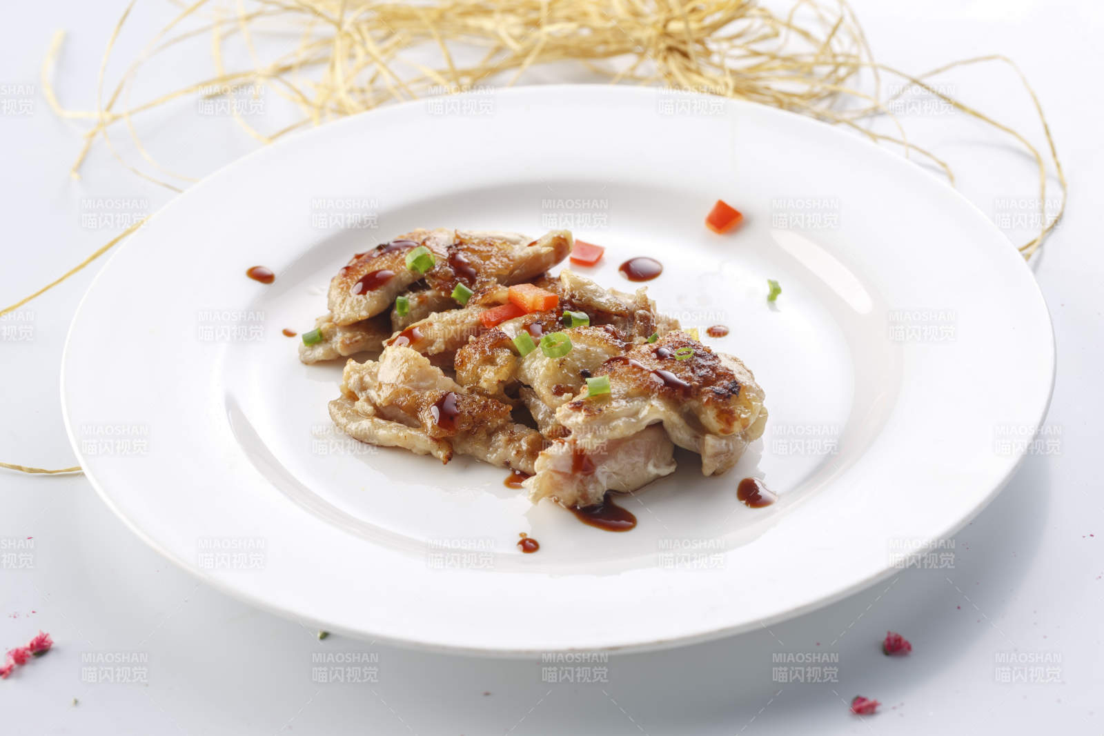 精美餐具装的法式铁板脆皮鸡图片