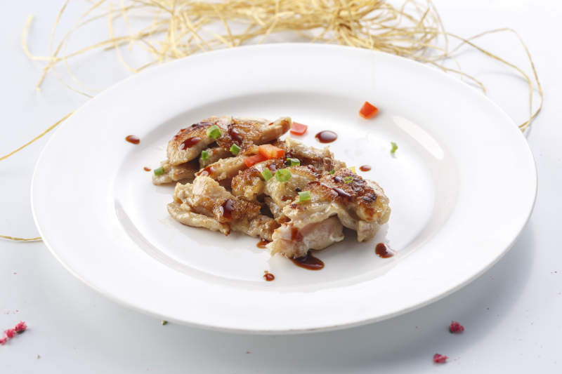 精美餐具装的法式铁板脆皮鸡图片