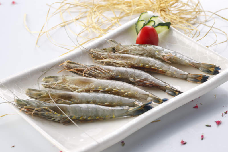 精美餐具装的泰国黑虎虾图片