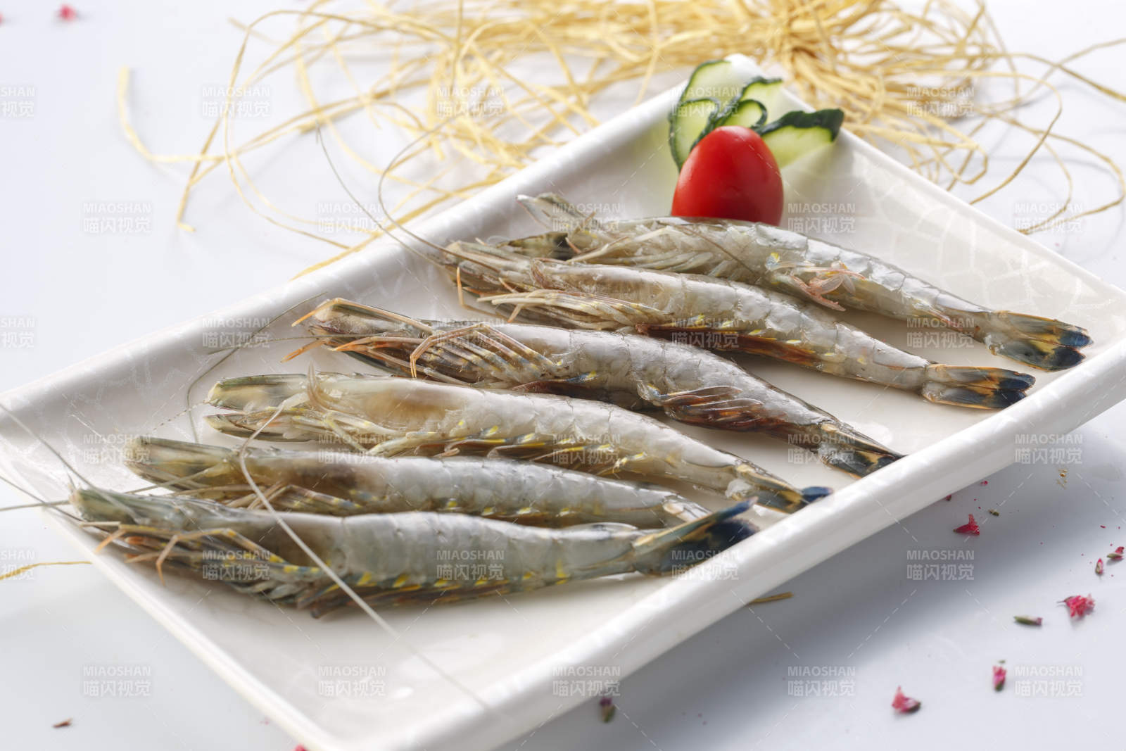 精美餐具装的泰国黑虎虾图片