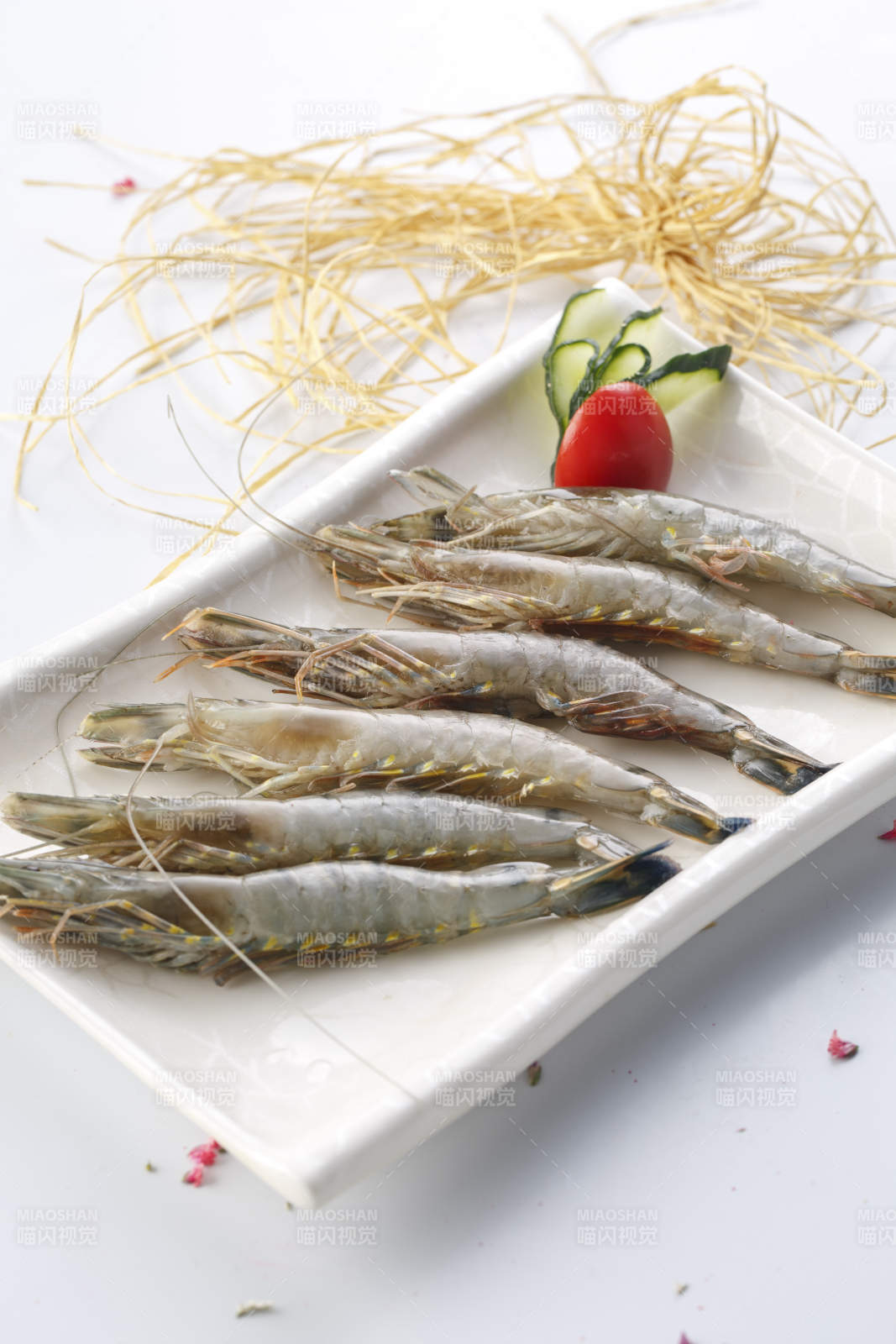 精美餐具装的泰国黑虎虾图片