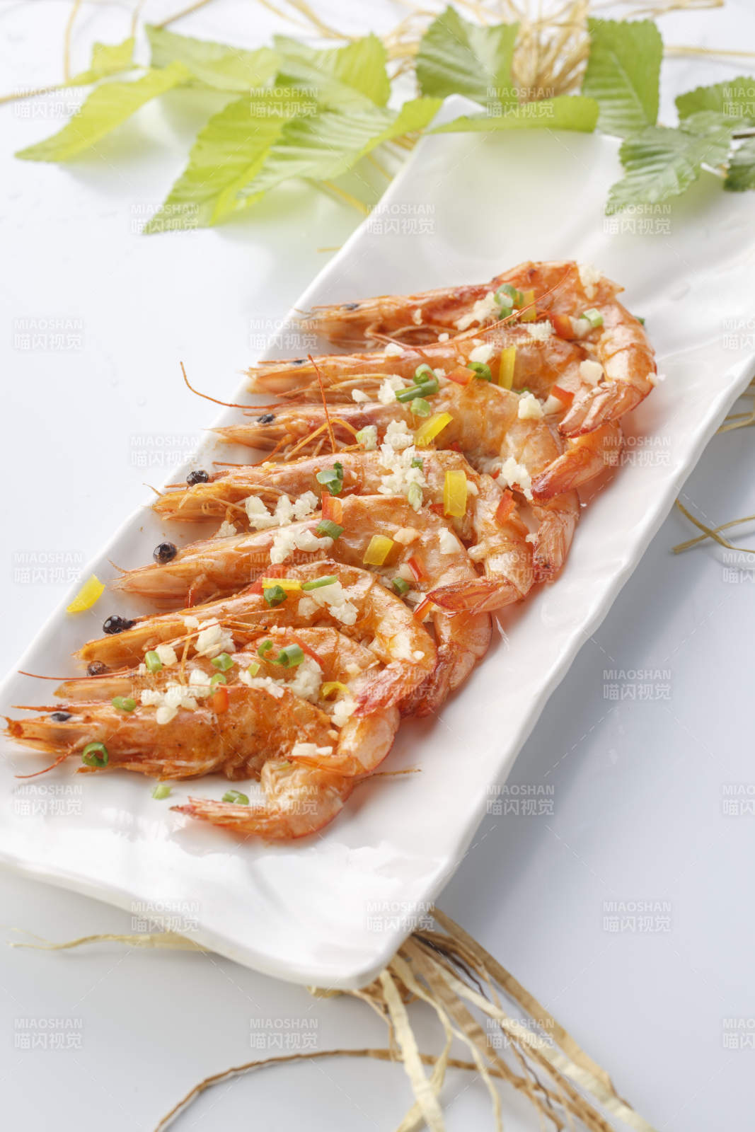 白色瓷盘装的法式铁板椒盐脆皮虾图片