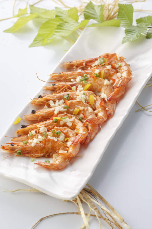 白色瓷盘装的法式铁板椒盐脆皮虾图片