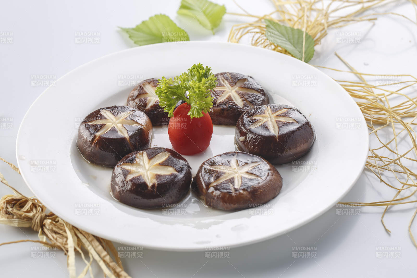 白色瓷盘装的凡是铁板花刀香菇图片