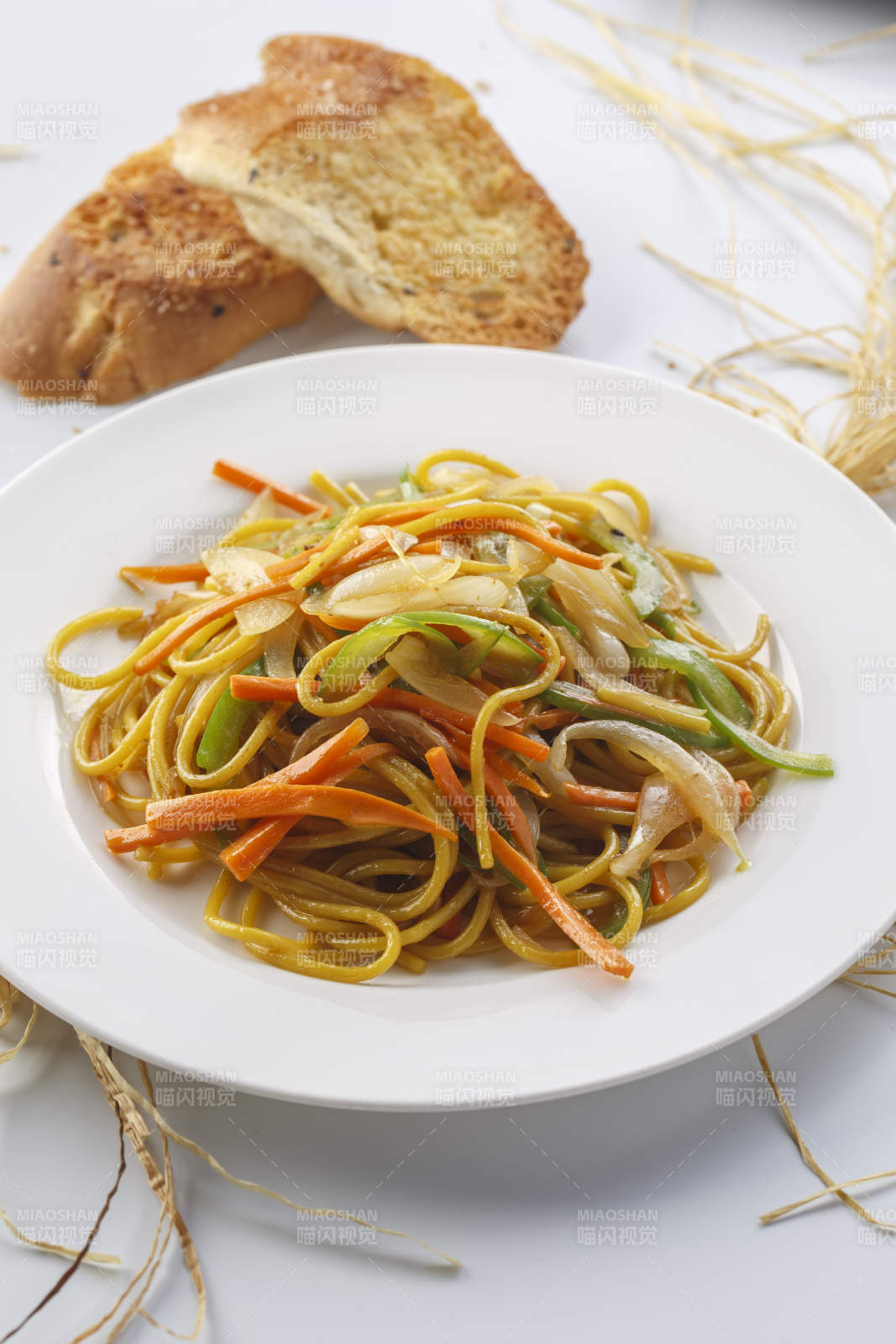 白色瓷盘装的番茄肉酱炒意面图片