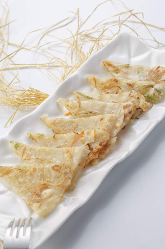 白色瓷盘装的香煎玉米面鸡蛋滩簧饼图片