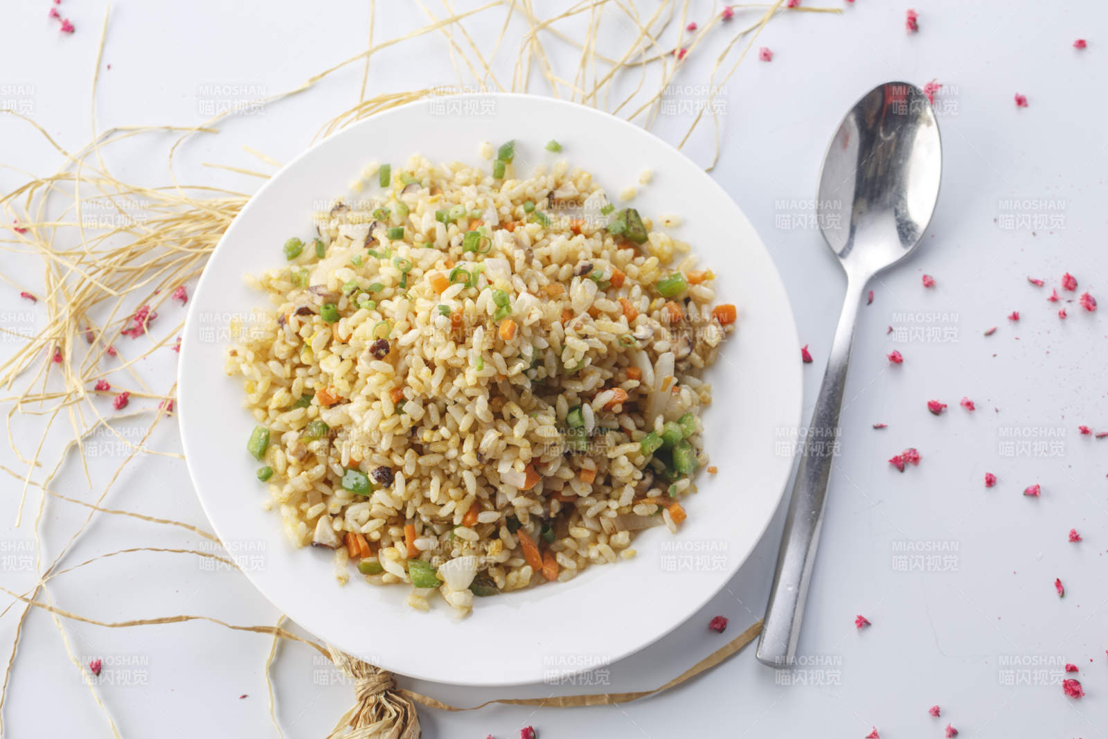 铁板虾干蛋炒饭摆放在草垫上图片