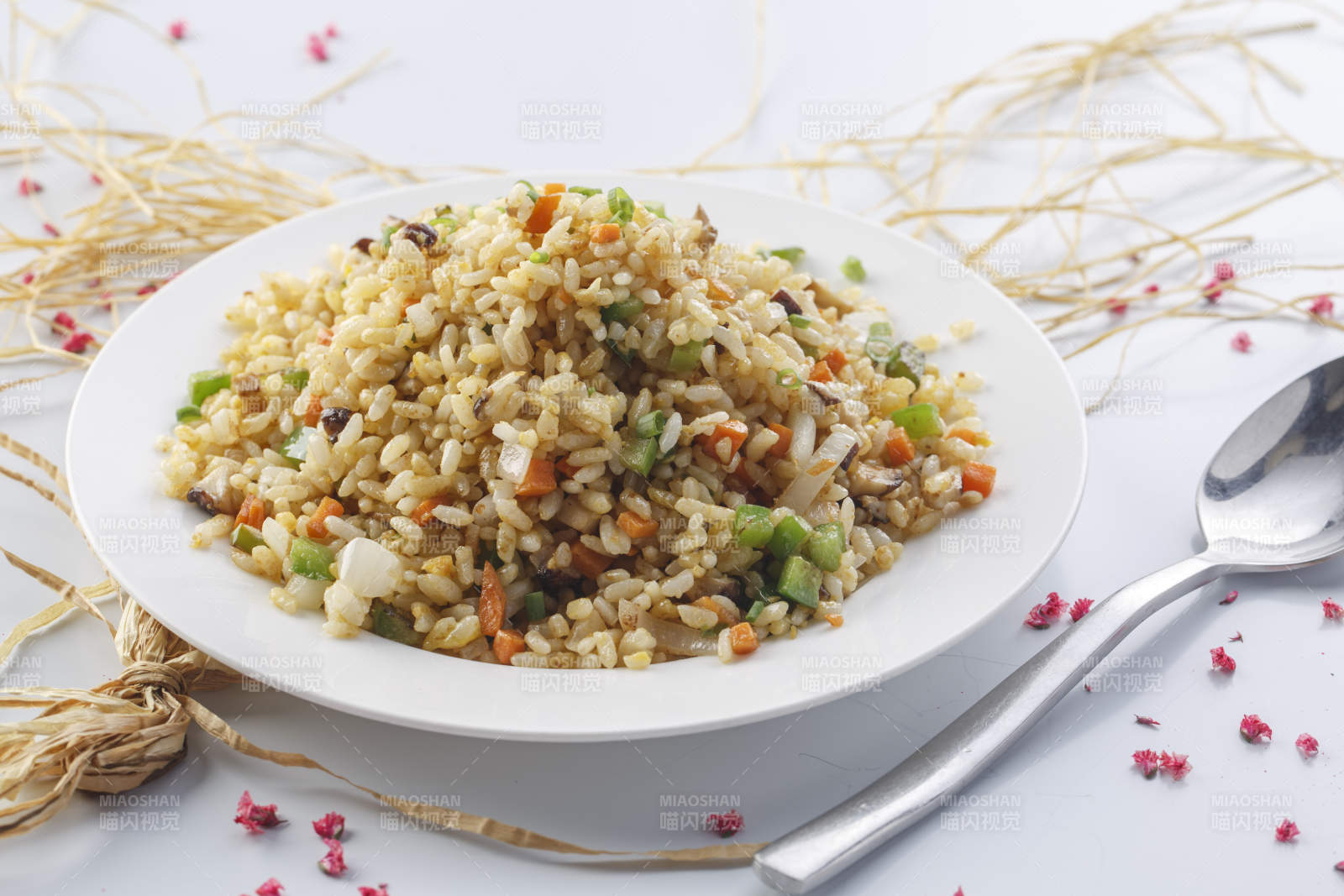 铁板虾干蛋炒饭摆放在草垫上图片