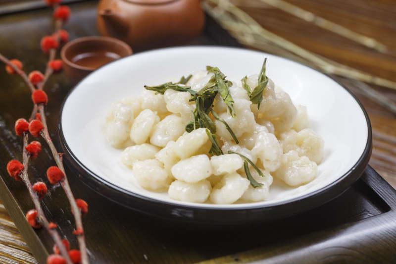 木质托盘装的西湖龙井大虾仁图片