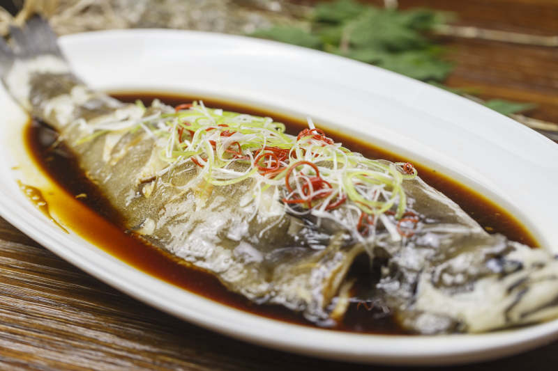 椭圆形白瓷盘装的清蒸偏口鱼左口鱼图片