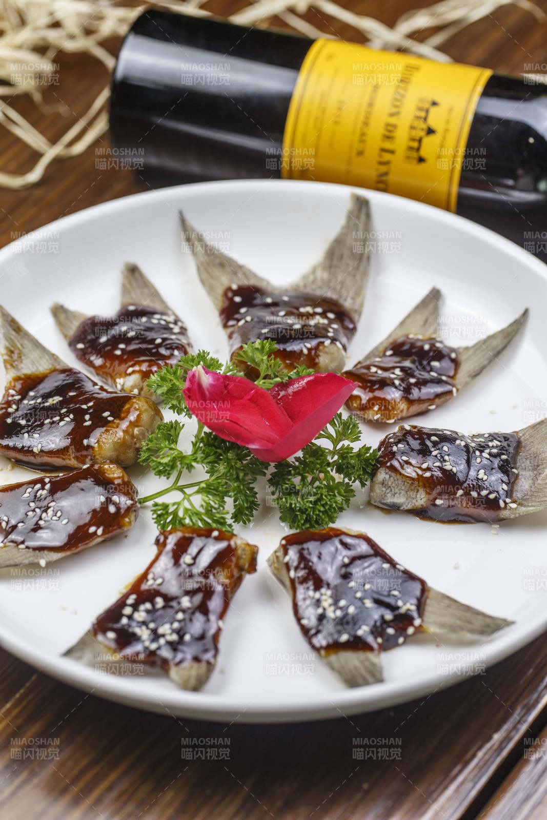 浇汁清蒸鱼尾图片