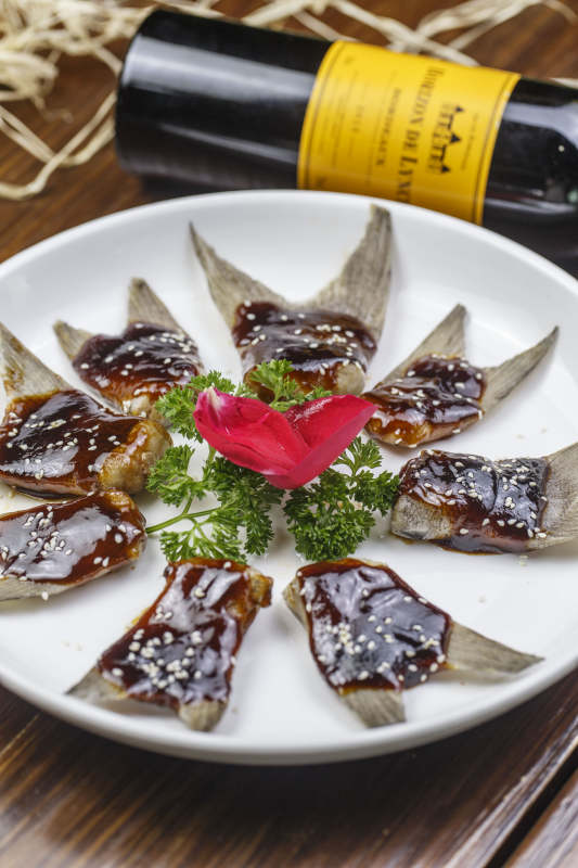 浇汁清蒸鱼尾图片