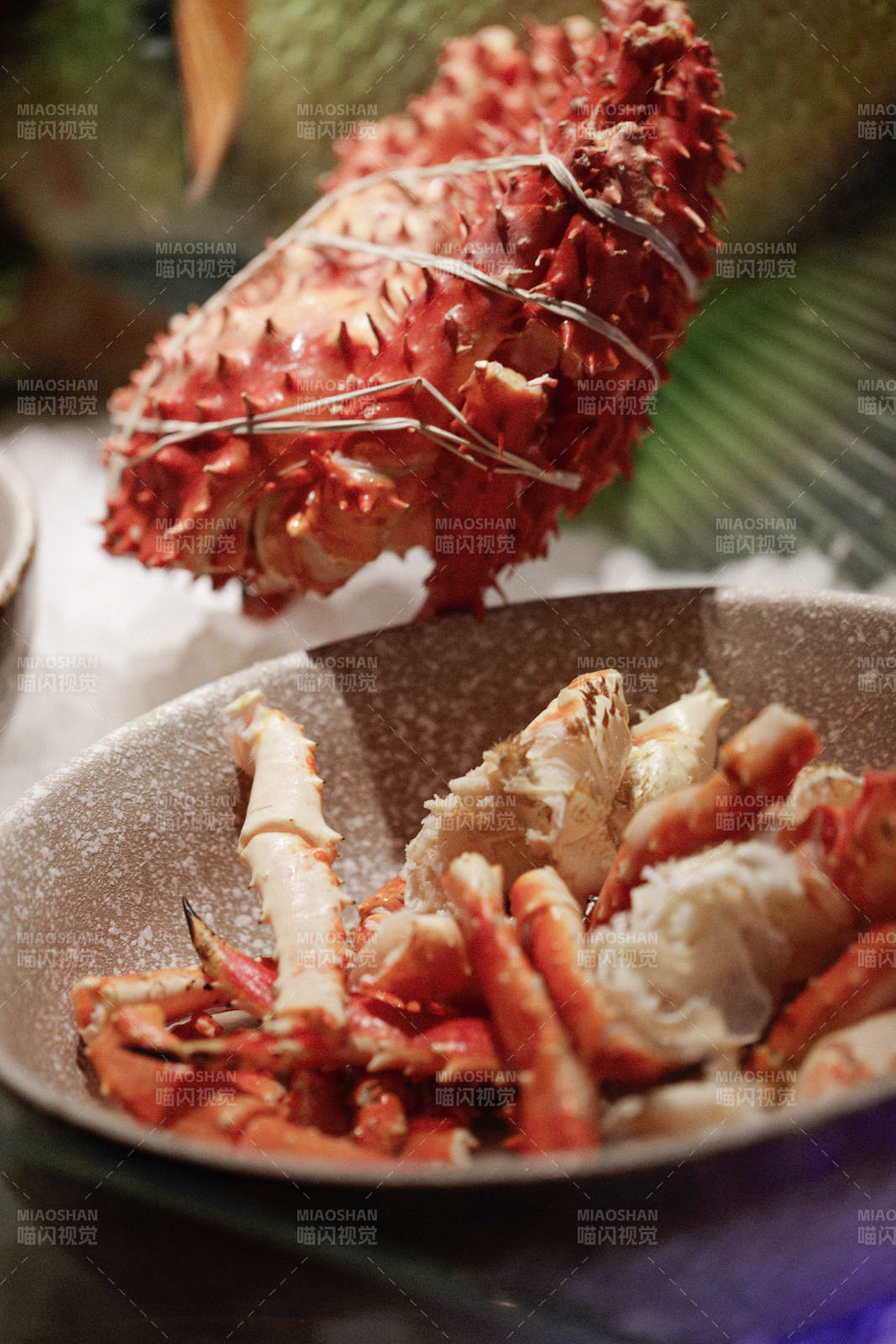 高档自助餐日式料理餐台摆放的寿司图片