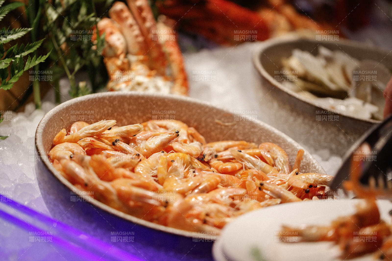 高档自助餐日式料理餐台摆放的寿司图片