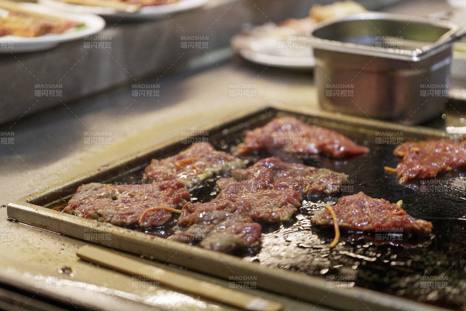 高档自助餐日式料理餐台摆放的寿司图片