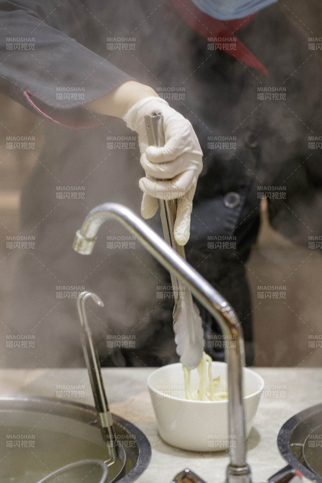 高档自助餐日式料理餐台摆放的寿司图片