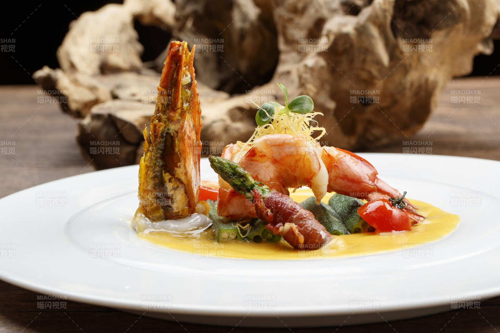 浇汁阿根廷红虾配芦笋图片