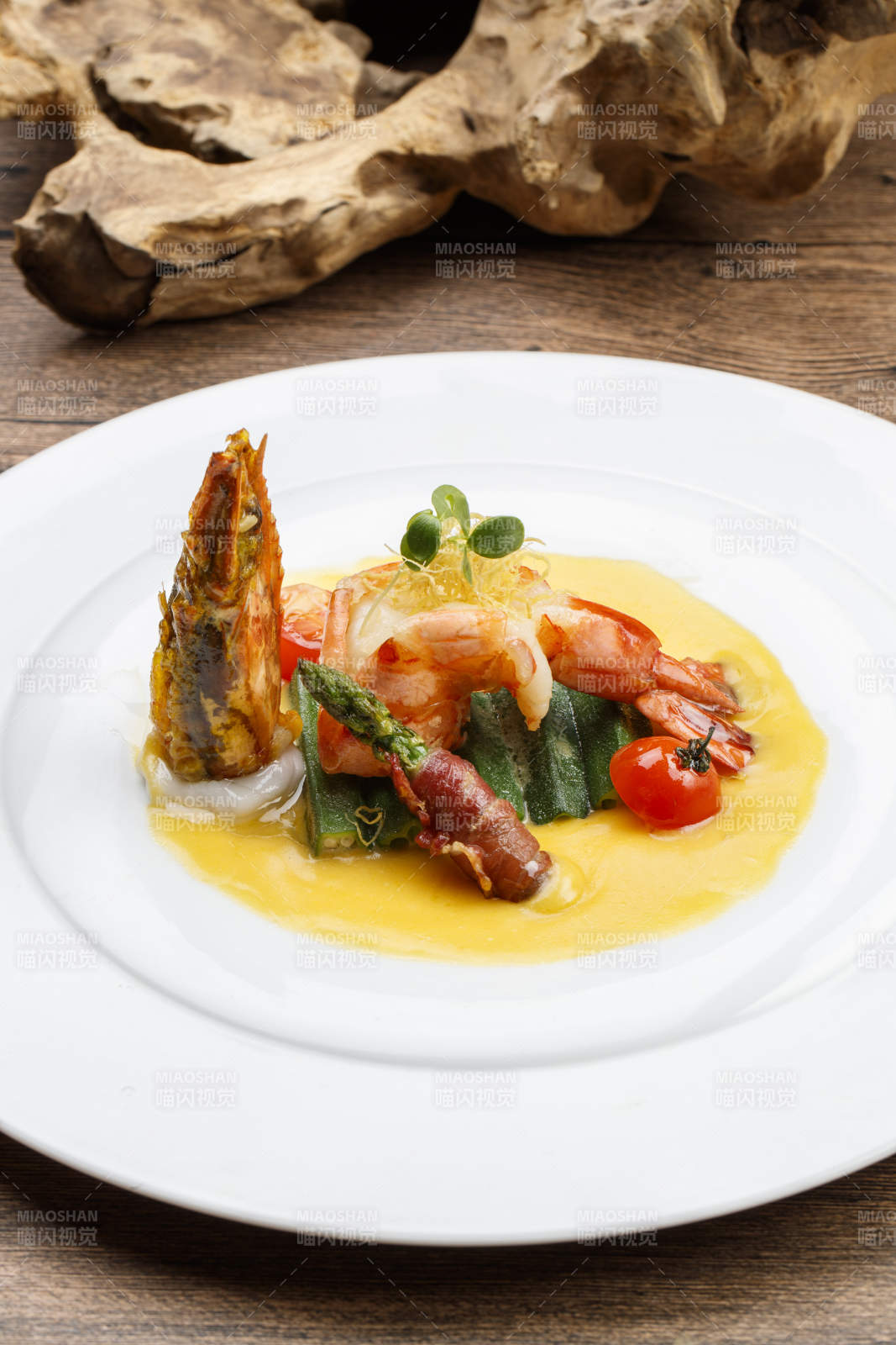 浇汁阿根廷红虾配芦笋图片