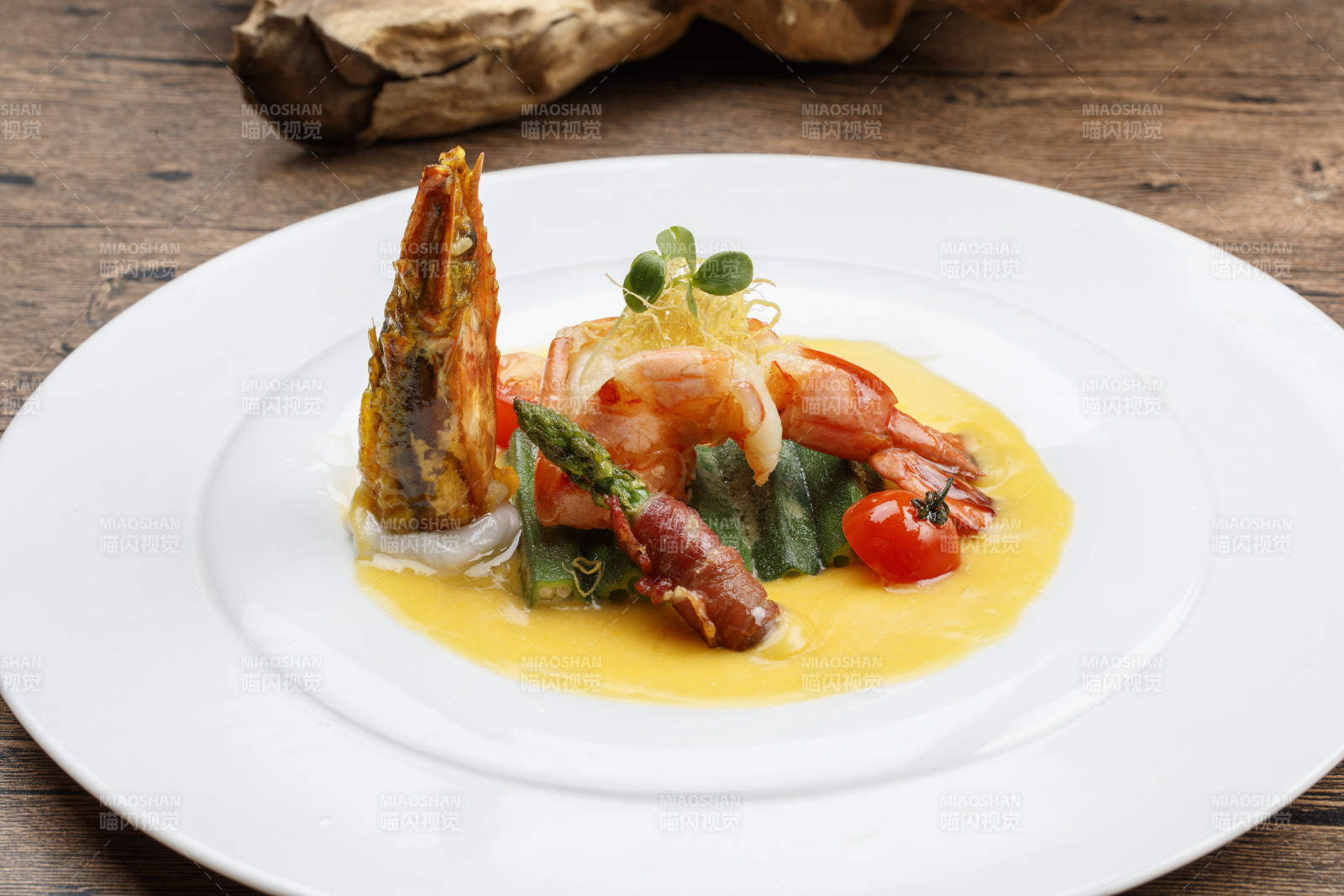 浇汁阿根廷红虾配芦笋图片