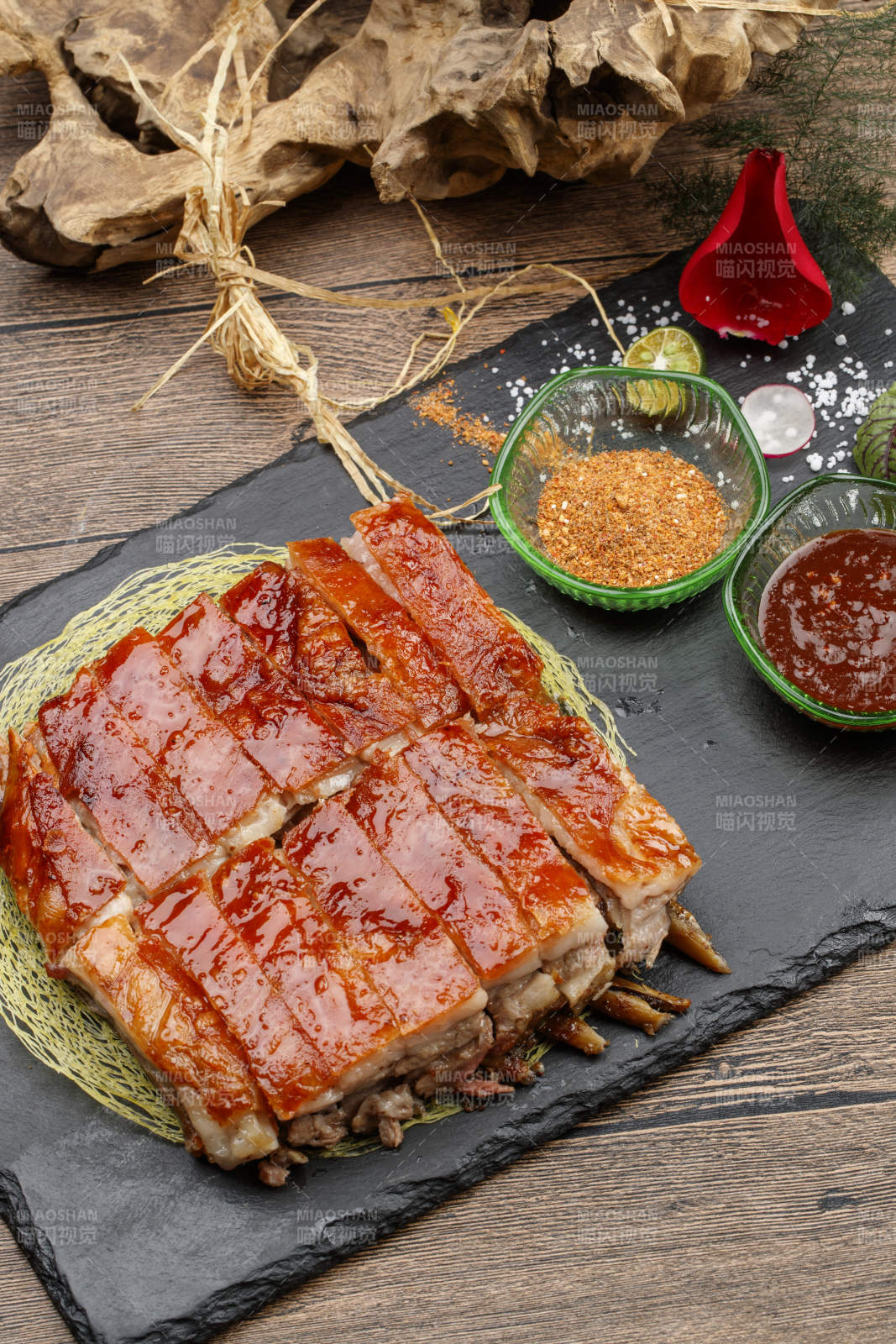 美味碳烤羊排图片