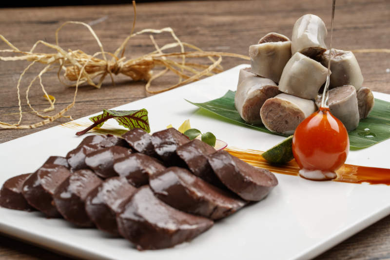 蒙餐红白肠血拼图片