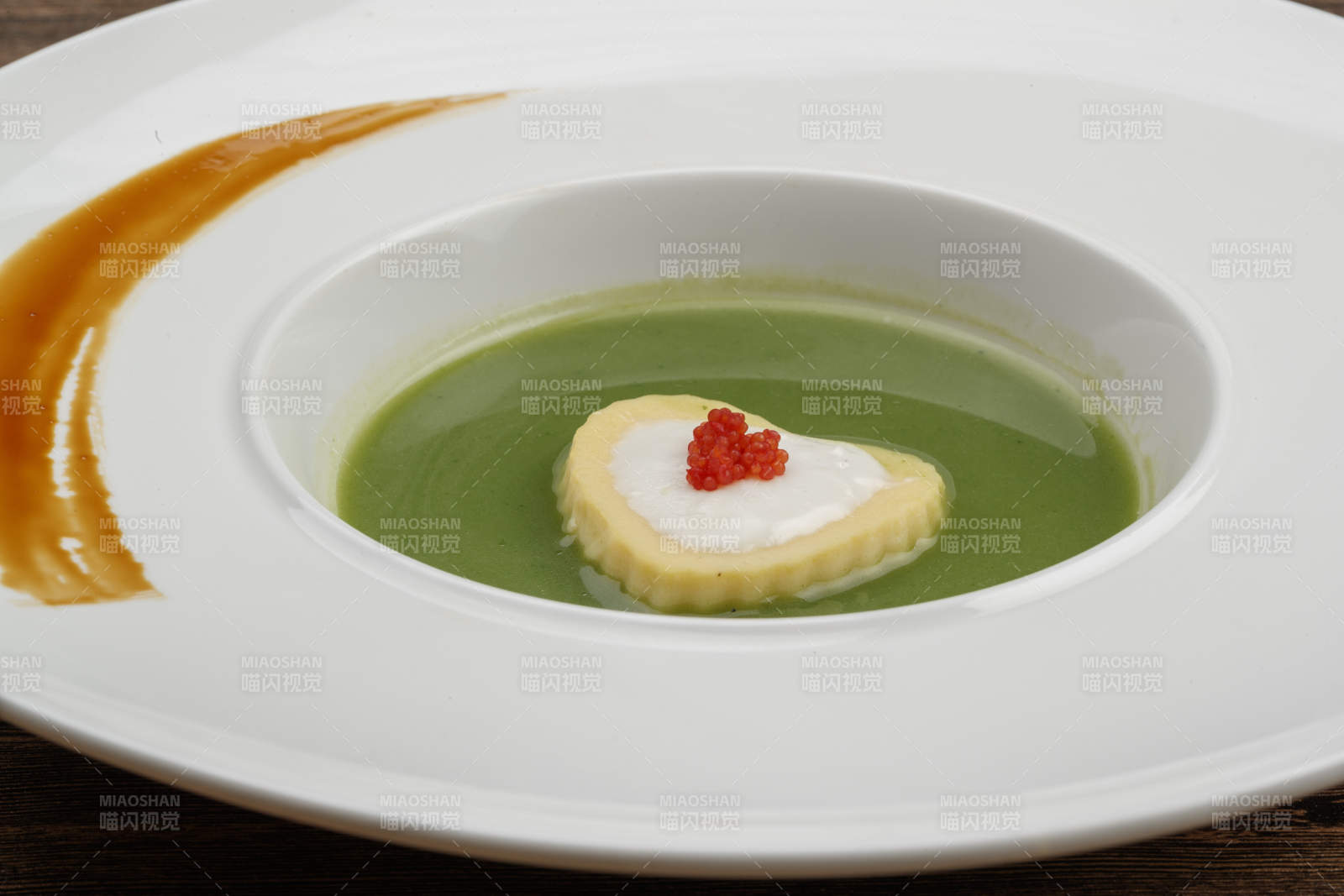 蔬菜汁配虾泥蛋白鲑鱼子图片