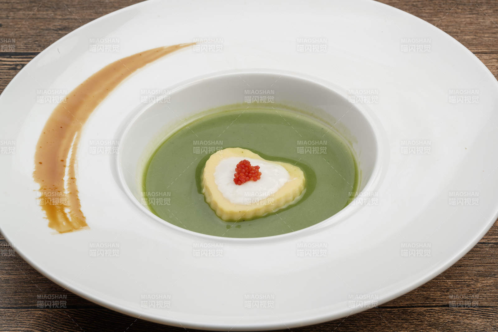 蔬菜汁配虾泥蛋白鲑鱼子图片