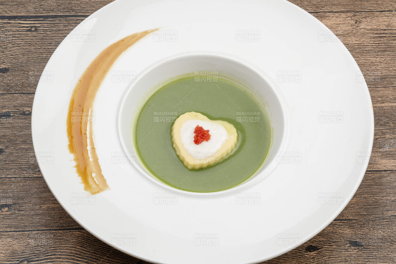 蔬菜汁配虾泥蛋白鲑鱼子图片