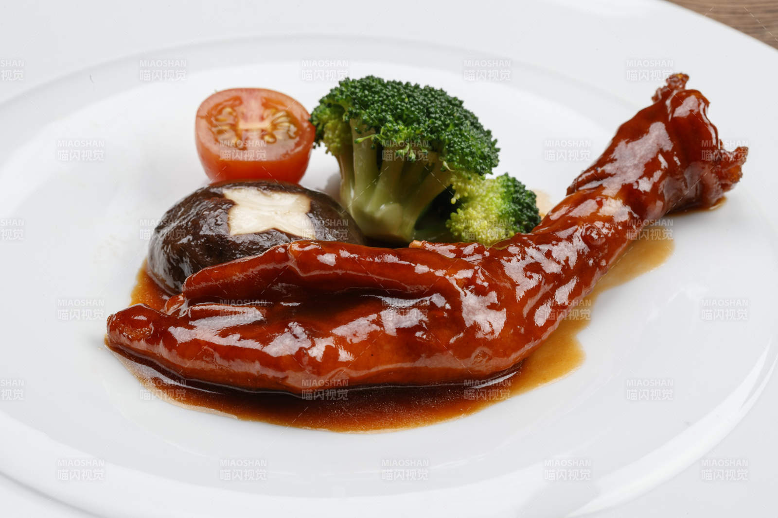 浇汁红焖鹅掌图片