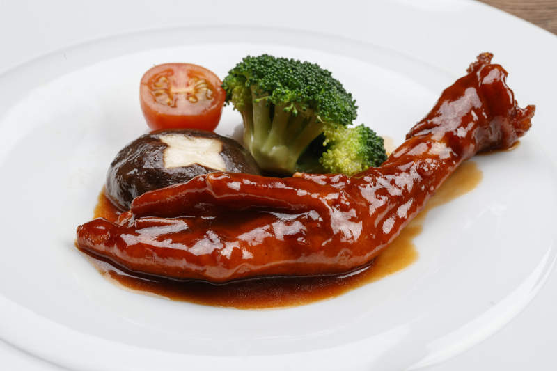 浇汁红焖鹅掌图片