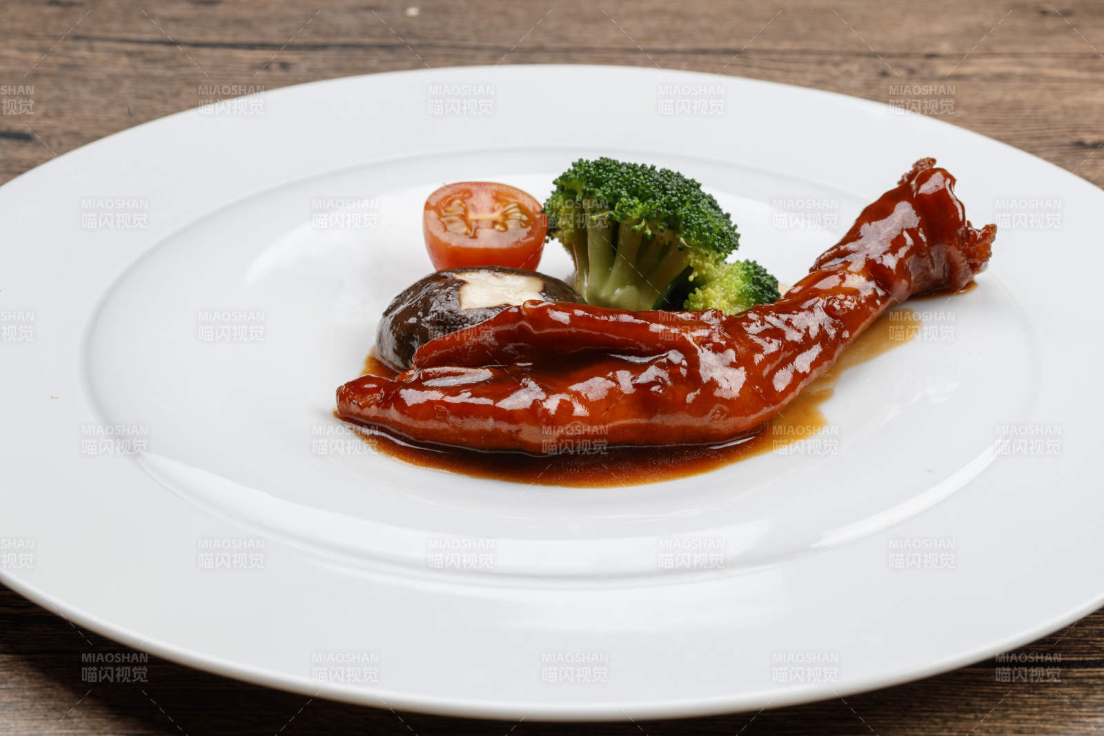 浇汁红焖鹅掌图片