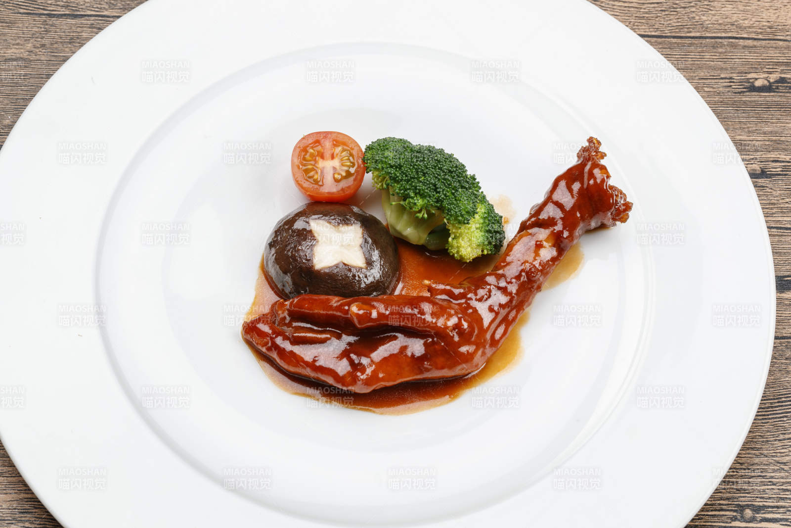 浇汁红焖鹅掌图片